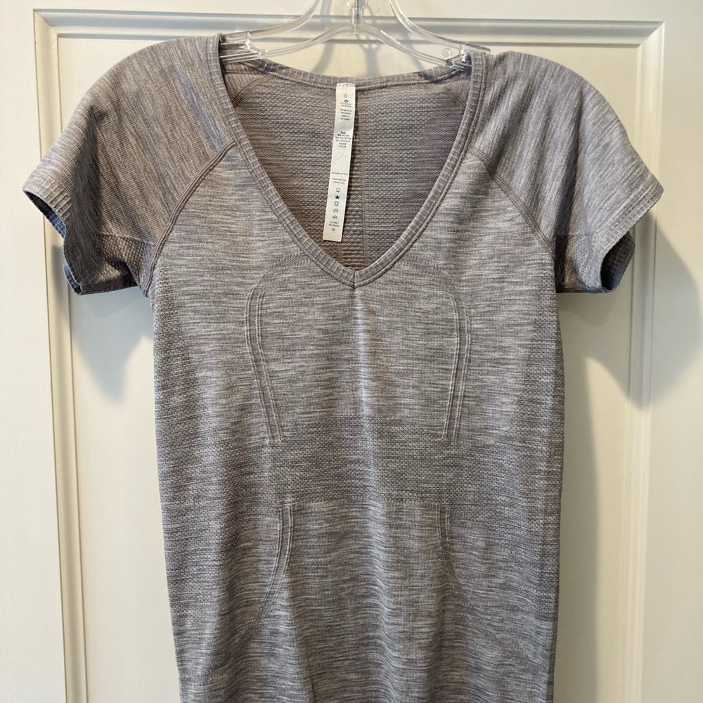 🎉 SALE! 🎉 Lululemon Gray Short Sleeve Top (Sz 6)